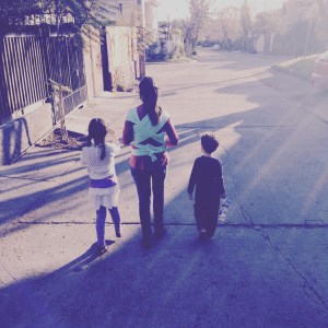 Con mis 3 niños en el puerperio. Fular color menta regalo de Apego Fulares